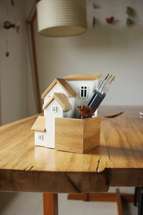 White Cottage Pen stand